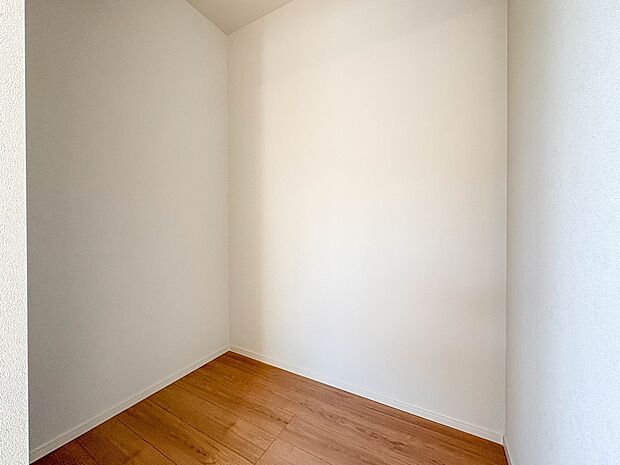 【WIC(ウォークインクローゼット)】 たくさんの洋服をかけてもシワになりにくいウォークインクローゼット。洋服以外にも、普段使わない家電やスーツケース、ストック品など何でも片付く嬉しい空間…