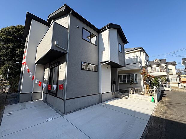 【現地外観】堂々たる趣ながら、主張し過ぎずどこか余裕を感じさせるシャープなフォルムで佇む邸宅は、晴天の空と照らし合わせる事で、本来あるべき完成形の姿を見せてくれます。