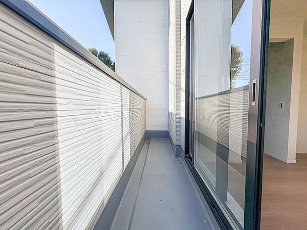 【バルコニー】 バルコニーから差し込む陽光・通風は、住環境・快適性と共に有り続ける貴重な「財産」です。