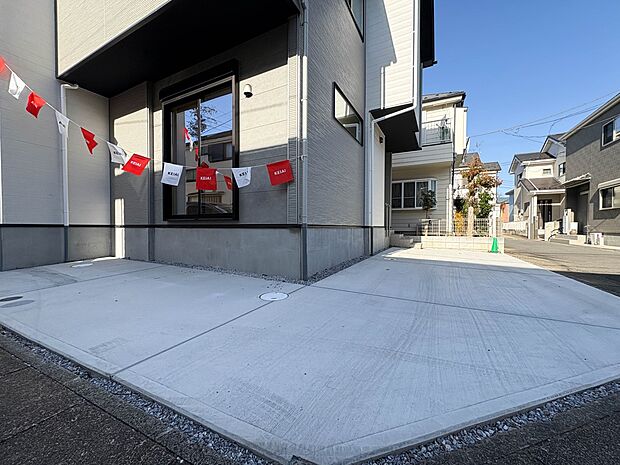 【駐車場】毎日の生活にマイカーが必須という方は、購入を検討する際、駐車場があることは大事な条件です。毎日の通勤や家族の送迎、買い物やお出かけなどクルマのある暮らしを満喫したい方は要チェック。…