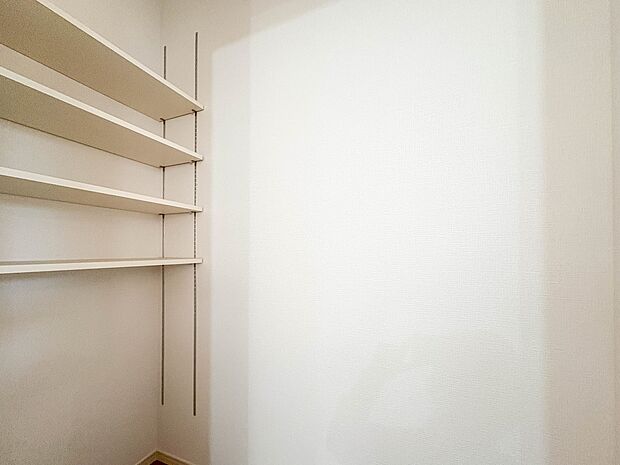 【パントリー(食料庫)】 常温保存できるパン、お米、調味料、缶詰など、日常的に使うものや未開封の食品の収納にぴったり。棚にものを並べて収納すれば、何が足りないのかひと目で確認できます。