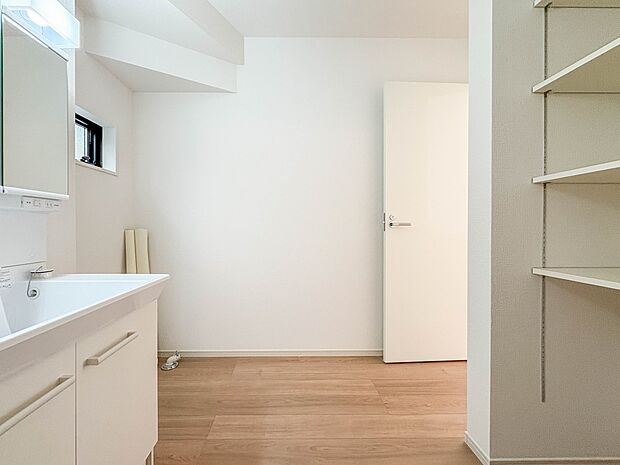 【脱衣所】洗面所は小さなプライベートスペース。歯磨き、洗顔と毎日施す個人空間。