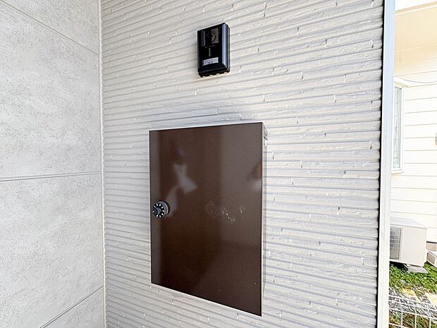 【郵便受け】録画機能を備えたカラーモニターと郵便受けの門柱