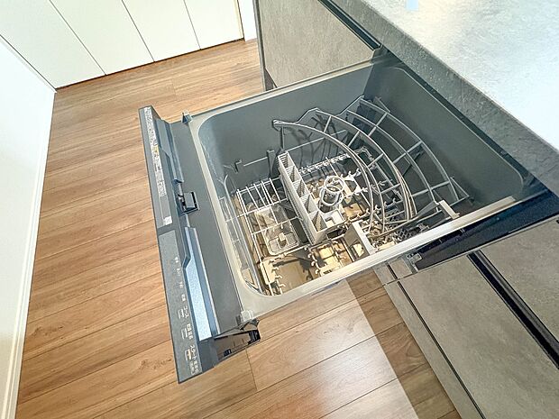 【ビルトイン食器洗浄乾燥機】食器洗いのわずらわしさから開放してくれる嬉しい設備。後片付けの手間を減らし奥様の時間を有効活用できます。お湯と洗剤を使う機会が少なくなるため、手荒れ防止にも。