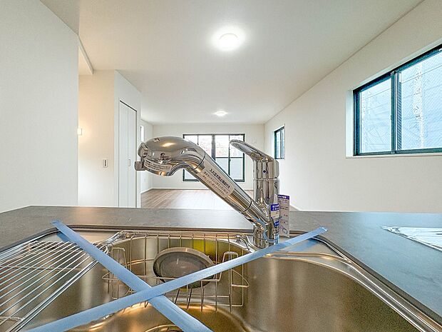 【浄水器一体型混合水栓】  一つの蛇口で「原水（水道水）」「シャワー」「浄水」を切り替えられる、浄水器を内蔵した混合水栓です。浄水は、水栓本体の首部分に付属のカートリッジをセットして使用しま…