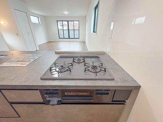 【三口コンロ】奥さま目線で考え、調理に重宝する三口コンロをシステムキッチンに採用、ワイドな洗い場も設けも野菜や食器を洗うのを便利にしました。