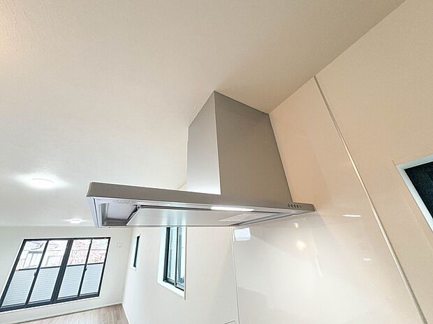 【レンジフード】調理の際に発生する汚れた空気（二酸化炭素、油煙、水蒸気、ニオイなど）を、ダクトを通して屋外に排出しています。