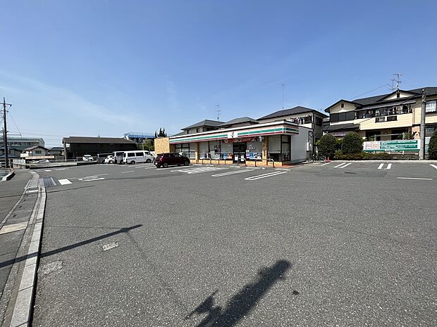 コンビニ 550m セブンイレブンさいたま東大宮2丁目店(セブンイレブンは近くて便利を掲げています。近くとは、心の近さ。便利とはモノが期待以上の品質でお客さまに届くこと。セブン銀行など新しい…
