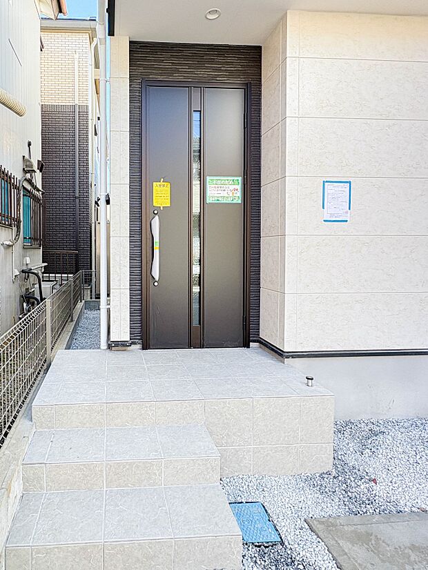 【玄関】家の顔となる玄関は、高いデザイン性が求められます。高級感と断熱性、防犯性に優れた玄関ドアを標準装備。ピッキング対策のセキュリティサムターン等、防犯に考慮しました。