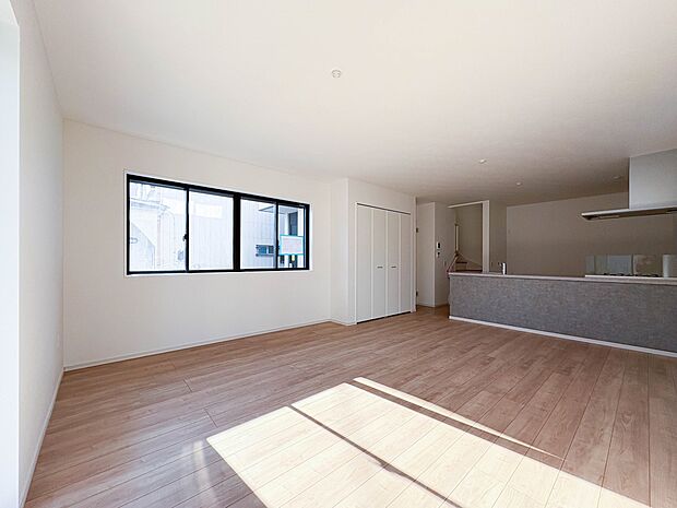 【LDK18.0帖】うららかな陽射しがどのお部屋にも降り注ぎますように、快適さを追求した間取設計。得難い立地環境での生活を恵みの豊かな永住の地へと変えてくれます。