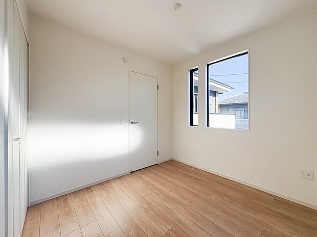【子供部屋5.2帖】お子様のお部屋にぴったりなクロークを備えたフローリング仕様の洋室です。