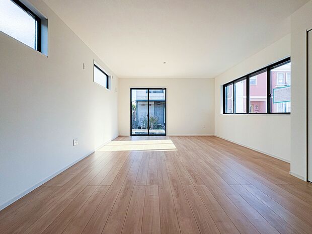 【LDK18.0帖】ダイニングテーブルを置いても十分な広さが確保されています。