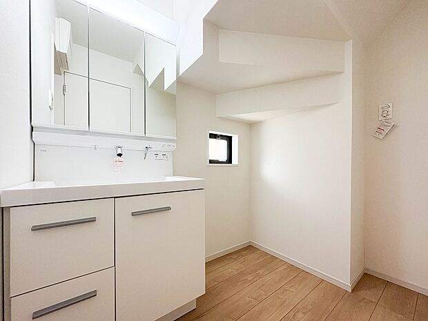 【脱衣所】洗面所は小さなプライベートスペース。歯磨き、洗顔と毎日施す個人空間。