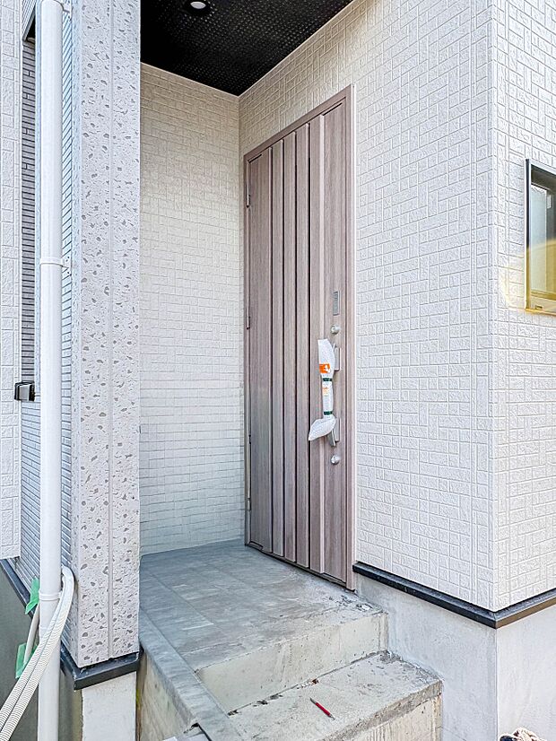 【玄関】玄関はおうちの顔と言われます。玄関アプローチは、外観デザインの印象を左右します。ご家族の個性を出しながら、素敵な玄関でお客様をお迎えしてください。