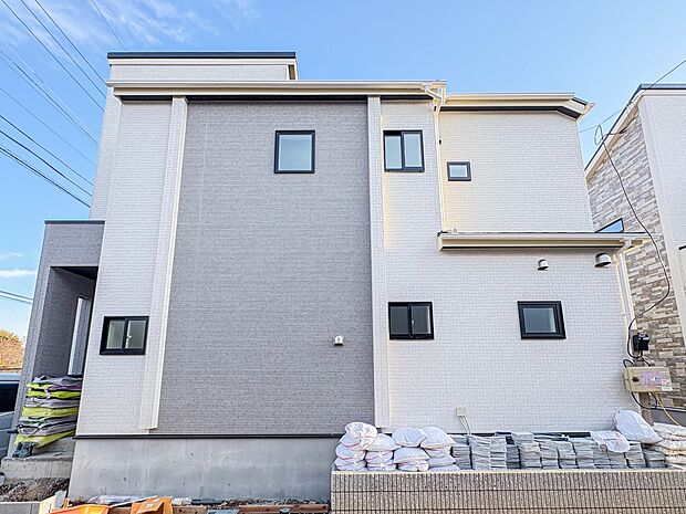 【外観】堂々たる趣ながら、主張し過ぎずどこか余裕を感じさせるシャープなフォルムで佇む邸宅は、晴天の空と照らし合わせる事で、本来あるべき完成形の姿を見せてくれます。