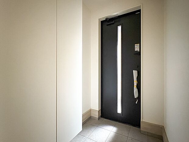 【玄関】スタイリッシュかつ品のある玄関。晴れの日も、雨の日も、風の日も、ご家族やお客さまを安心して迎えます。