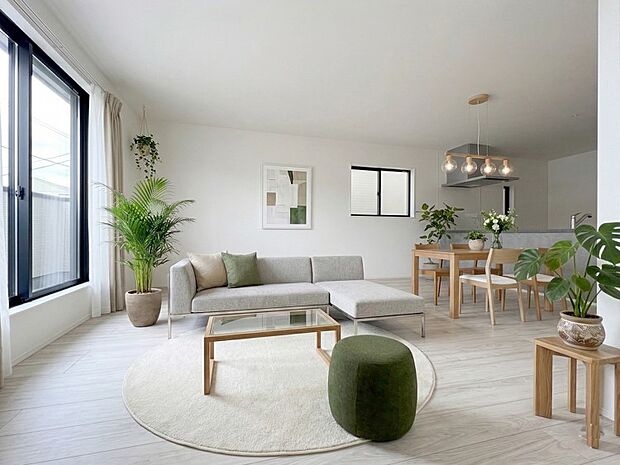 【LDK-17.6帖】明るく開放的な空間が広がるLDK。大きめのLDKはそれだけで心が和みます。※現況の物件写真に、CGによる画像処理(家具等の配置)がされています。