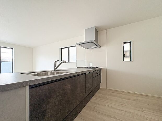 【キッチン】人造大理石トップのシステムキッチンはスタイリッシュなデザイン。使いやすさを優先したオールスライド収納タイプ。