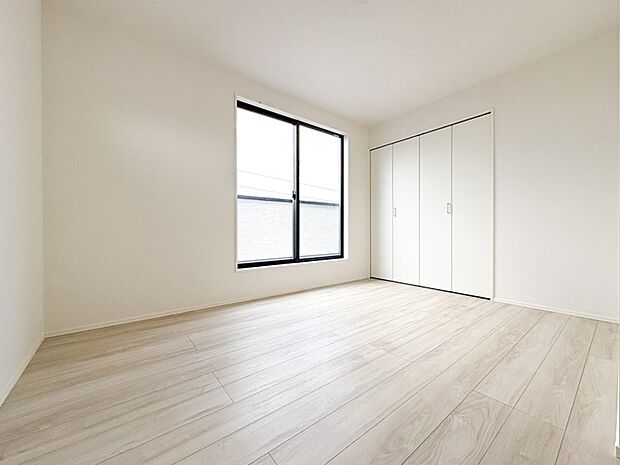 【洋室】大きな窓からたっぷりと陽光が注がれる明るい空間。シンプルにデザインされた室内。家具やレイアウトでお好みの空間に。