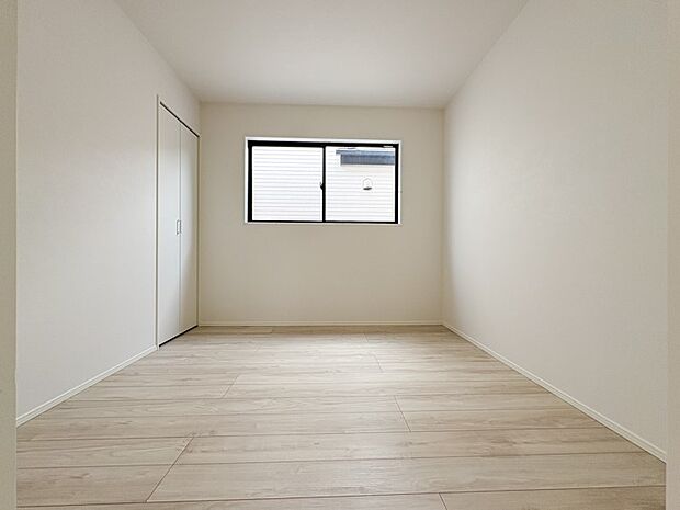 【洋室】壁や床の色、家具のスタイルを統一すると、まとまりのある空間になります。