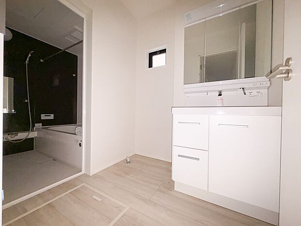 【三面鏡洗面化粧台】 ミラーを手前に引けば、楽な姿勢で髭剃りやメイクができます。合わせ鏡にすればヘアスタイルのチェックもラクラク。洗面化粧台のミラー裏にはたっぷり入る収納スペースを設けてい…