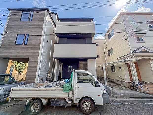 【外観】家は一生のお買物。自分ならではの家族ならではの、家にしたい。書斎を設ける。子どものプレイングルームを設ける。趣味のオーディオルームを設置する。夢を追うオンリーワンの家です。