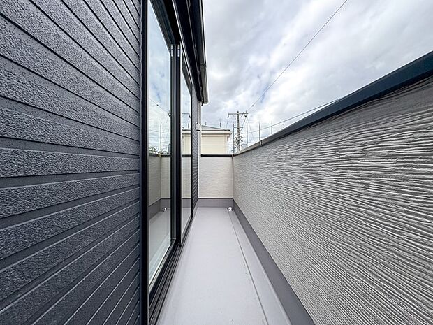 【バルコニー】 バルコニーから差し込む陽光・通風は、住環境・快適性と共に有り続ける貴重な「財産」です。