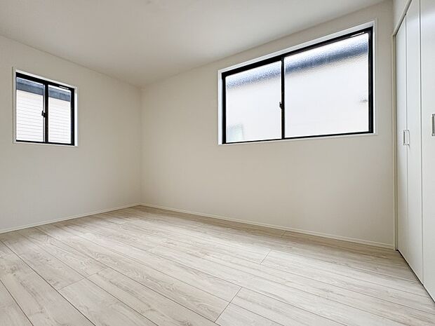 【洋室】時間によってさまざまな陽光を映し出す大きな窓。住みやすさを追求した間取り。