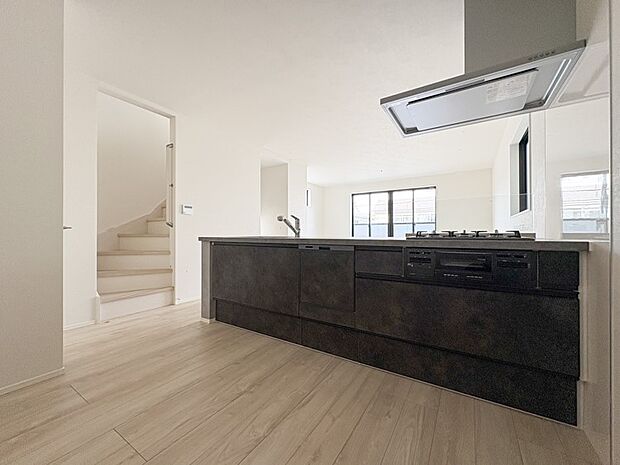 【キッチン】オールスライド収納のキッチンで、すっきりと片付けやすく、快適な料理時間を過ごせそう。