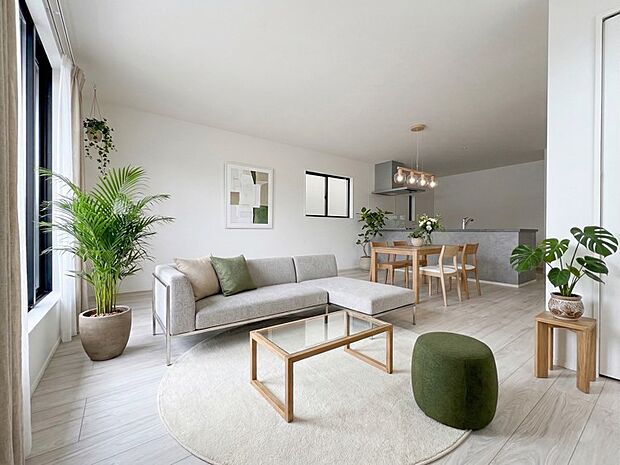 【LDK-17.6帖】広いリビングには自分好みの家具を配置し、思い通りの空間に。※現況の物件写真に、CGによる画像処理(家具等の配置)がされています。