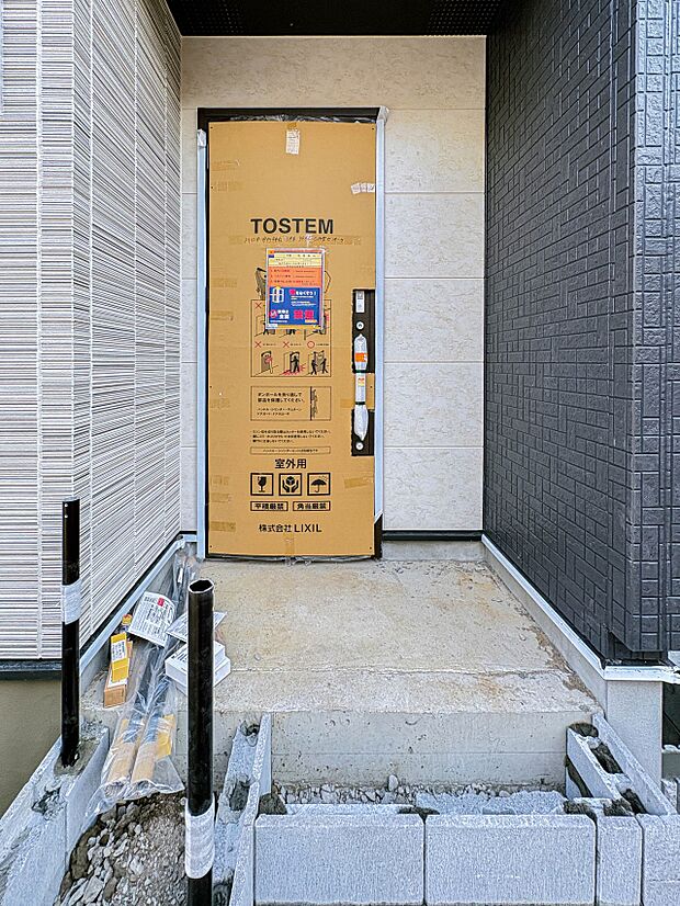 【玄関】玄関へ向かうまでのアプローチに漂う上質が期待感をもたせます。玄関は建物の顔。落着きを醸し出した自己主張が心に訴えてきます。
