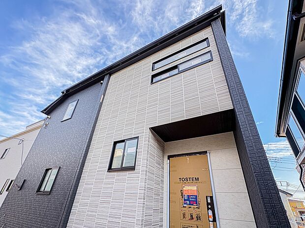 【外観】家族の温かさと陽光の暖かさ、楽しい毎日と明るい未来を予感させる「空間が織り成すひとつ先の住み心地」を演出します。