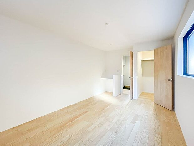 【寝室】シンプルな内装はおしゃれのポイントです。シンプルは華美より飽きがこないからです。色や模様でおしゃれ感をだす。それがシンプルイズビューティーです。