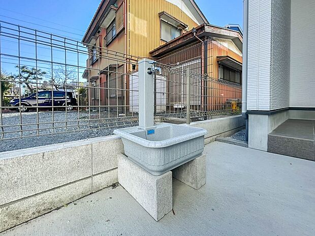 【外水栓】お庭への水撒きや車の洗車、家の外壁の掃除などに利用できる、あると便利な外水栓。