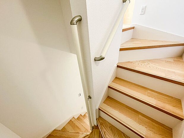 【手すり付階段】手すりがないと階段の昇り降りで危険なことはもちろん、壁に手をつきながら歩くことで壁紙が汚れやすくなります。すべての方に快適に昇り降りしていただくため、手すりを設置しました。