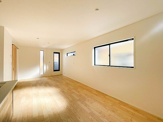 【ダイニング】忙しい朝でも家族揃って食事をしたいゆとりあるダイニングスペース。