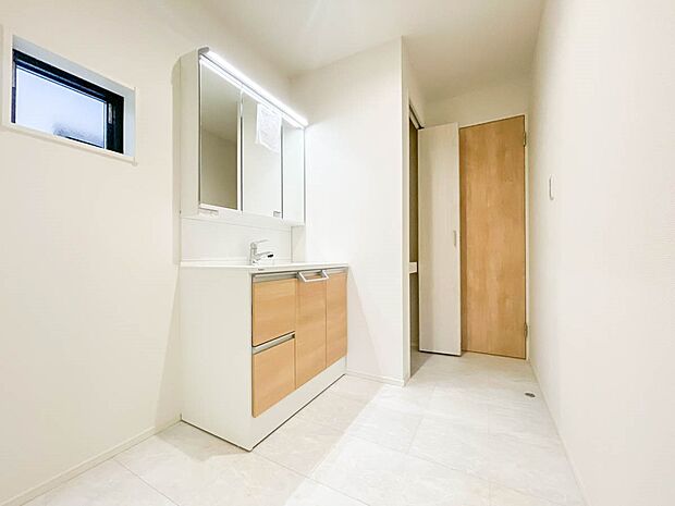 【脱衣所】洗面所は小さなプライベートスペース。歯磨き、洗顔と毎日施す個人空間。