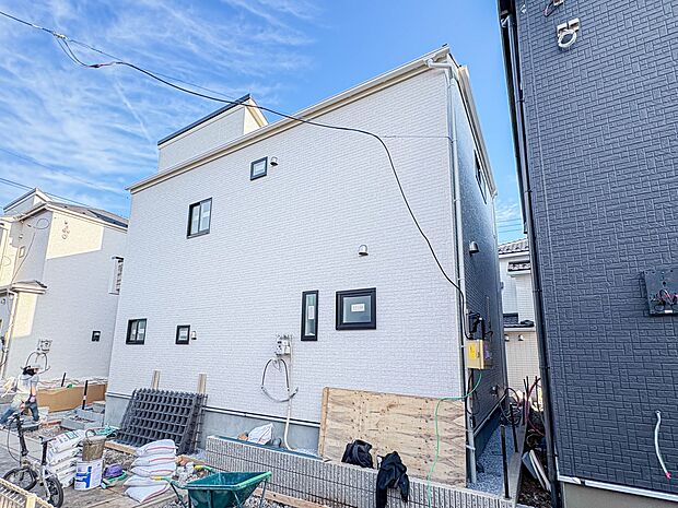 【外観】ここから始まる「日常」はご家族にとってかけがえのない時間となります。少しでも豊かに、快適に。そんな想いから本邸宅は生まれました。