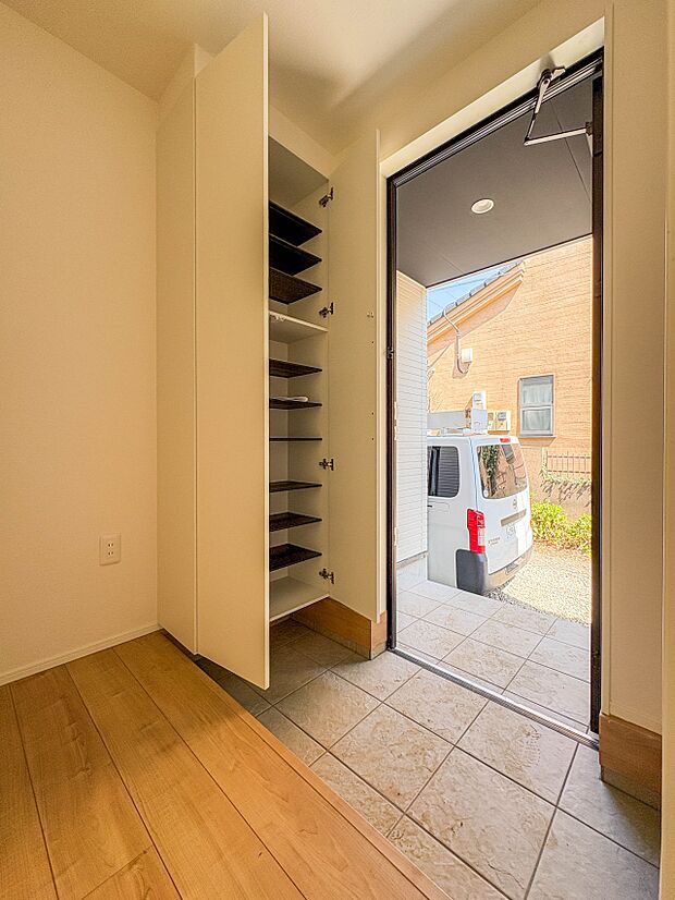 【玄関】玄関はおうちの顔と言われます。玄関アプローチは、外観デザインの印象を左右します。ご家族の個性を出しながら、素敵な玄関でお客様をお迎えしてください。