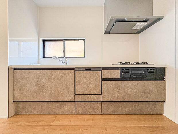 【キッチン】ナチュラルな自然光の中での調理。会話が弾む対面型キッチン。お洒落な食器類を余裕で収納できるスペース。動きやすい女性目線のキッチン動線。これからはお料理をつくる時間が劇的に変わりま…