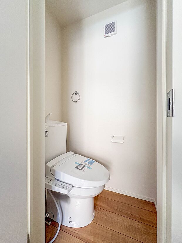 【トイレ】トイレ・ウォシュレット付。快適で衛生的な洗浄機能付温水シャワートイレです。