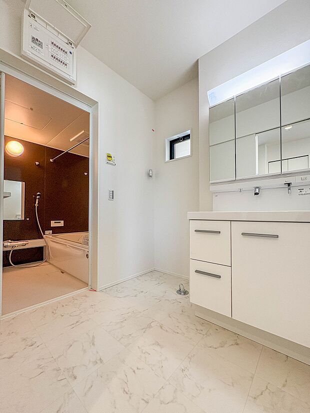 【脱衣所】洗面所は小さなプライベートスペース。歯磨き、洗顔と毎日施す個人空間。