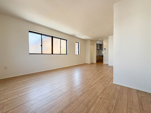 【LDK17.66帖】爽やかな日差しが差し込む明るいリビングです。