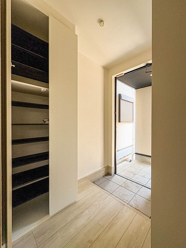 【玄関】玄関はおうちの顔と言われます。玄関アプローチは、外観デザインの印象を左右します。ご家族の個性を出しながら、素敵な玄関でお客様をお迎えしてください。