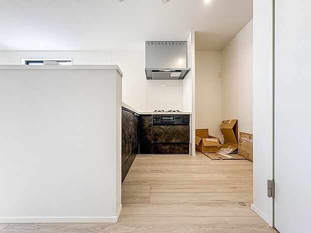 【キッチン】ナチュラルな自然光の中での調理。会話が弾む対面型キッチン。お洒落な食器類を余裕で収納できるスペース。動きやすい女性目線のキッチン動線。これからはお料理をつくる時間が劇的に変わりま…