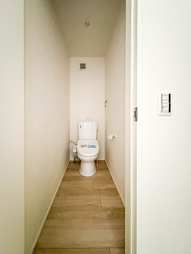 【トイレ】トイレ・ウォシュレット付。快適で衛生的な洗浄機能付温水シャワートイレです。