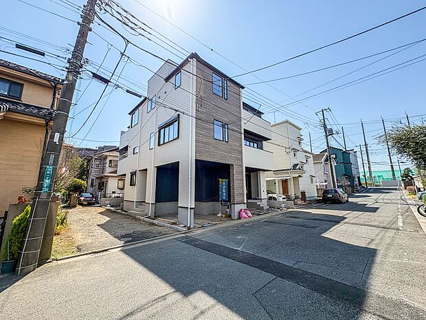 【外観】家族の温かさと陽光の暖かさ、楽しい毎日と明るい未来を予感させる「空間が織り成すひとつ先の住み心地」を演出します。