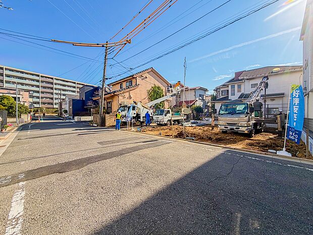 【前面道路-幅員約7.2ｍ-】静かな通りに面した本物件は、落ち着いて暮らすことができます。  閑静な住宅街で比較的車の通りも少ないのでお子様も安心です。