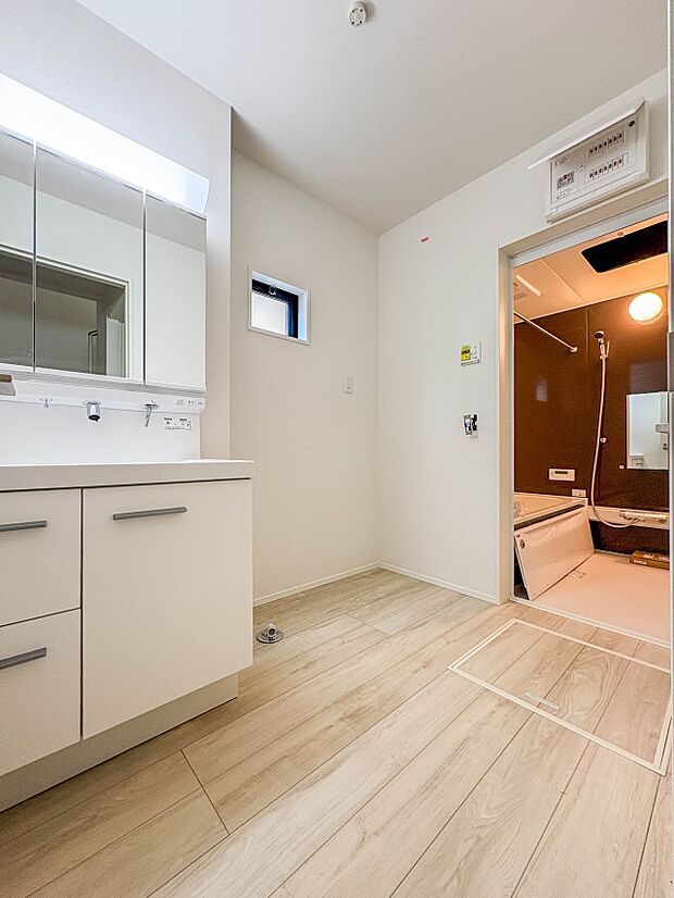 【脱衣所】洗面所は小さなプライベートスペース。歯磨き、洗顔と毎日施す個人空間。