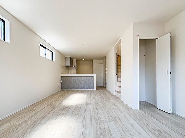 【LDK16.65帖】木の温もりがやさしいフローリング仕様。明るく広々としたダイニングはとても快適な空間です。